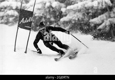 Adelboden , Svizzera : l'asso francese di sci Jean Claude Killy vincendo la Slalom Gigante qui l'8 gennaio 1968 - un evento che conta nella Coppa del mondo . Foto Stock