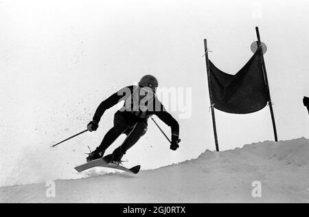 Wengen , Svizzera : l'asso di sci francese Jean Claude Killy si accoccola mentre prende le piste di Lauberhorn il 12 gennaio - il giorno prima della discesa di Lauberhorn 12 gennaio 1968 Foto Stock