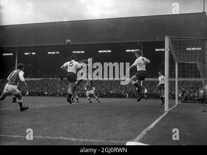 Londra Derby calcio marzo. Arsenal centro in avanti Joe Baker ( sfondo ) orologi come Tottenham Hotspur portiere , Jennings pugni chiaro da un angolo Arsenal durante la partita . Tottenham ha vinto la partita 3 - 1 . 10 ottobre 1964 Foto Stock