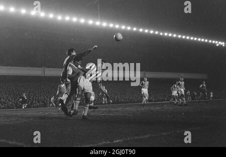 DAVE HOLLINS IL PORTIERE DI BRIGHTON LIBERA UN HEADER DAL CENTRO DI SAWYER ROTHERHAM IN AVANTI DURANTE LA F A CUP 4 ° ROUND TRA BRIGHTON E HOVE ALBION E ROTHERHAM PARTITA DI CALCIO 8 FEBBRAIO 1960 Foto Stock