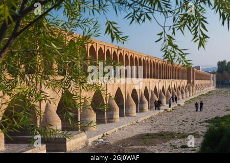 Iran, Central Iran, Esfahan, Si-O-seh Bridge, tardo pomeriggio Foto Stock