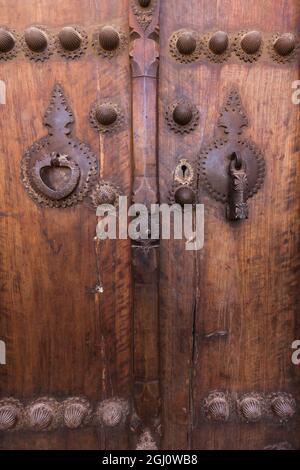 Iran, Central Iran, Kashan, Khan-e Boroujerdi, tappeto tradizionale casa di mercanti, ornati con porte battenti della porta per il maschio e la femmina gli ospiti Foto Stock