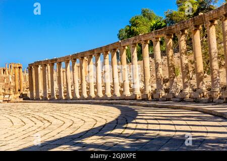 Oval Plaza 160 colonne ioniche antica città romana Jerash Giordania. Jerash è arrivato al potere 300 A.C. al 100 D.C. ed è stata una città attraverso 600 DC. Non conquistata unt Foto Stock