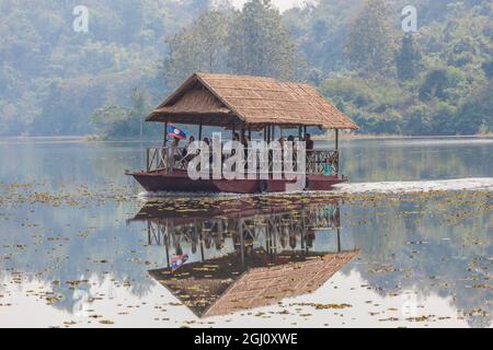 Laos, Sainyabuli. Navetta acquatica per l'Elephant Conservation Centre sul Nam Tien Reservoir. Foto Stock