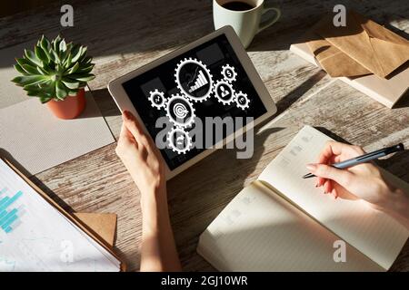 Flusso di lavoro dei processi aziendali e concetto di automazione sullo schermo Foto Stock