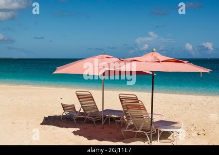 Ombrelloni sulla spiaggia di Grace Bay, Providenciales, Turks and Caicos Islands, dei Caraibi. Foto Stock