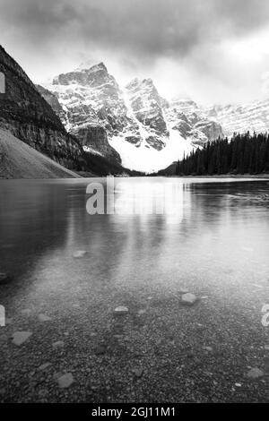 Canada, Alberta. Lago Moraine, Parco Nazionale di Banff. Foto Stock