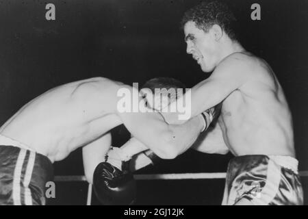 BOXER ALPHONSE HALIMI V JOHNNY CALDWELL - PUGILATO A LONDRA - 1 NOVEMBRE 1961 Foto Stock