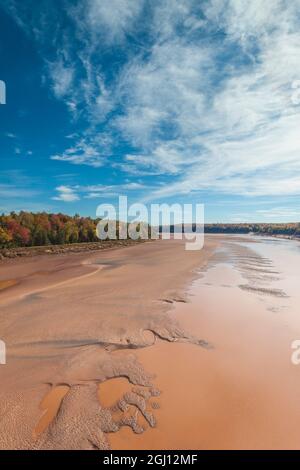 Canada, Nuova Scozia, querce verdi. Fundy Tidal Interpretive Area, vista elevata della baia enorme di maree Fundy sul fiume Shubenacadie. Foto Stock