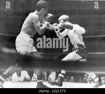 PUGILI EDER JOFRE E JOHN CALDWELL IN AZIONE - 19 GENNAIO 1962 Foto Stock