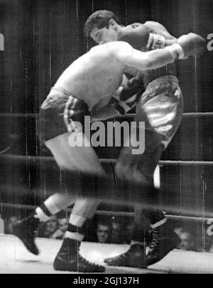 PUGILI EDER JOFRE E JOHN CALDWELL IN AZIONE - 19 GENNAIO 1962 Foto Stock