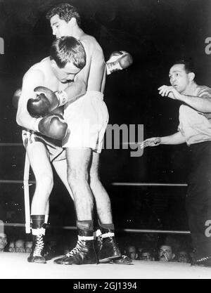 PUGILI EDER JOFRE CON JOHN CALDWELL E UN ARBITRO IN AZIONE - 24 GENNAIO 1962 Foto Stock