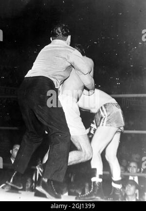 PUGILI EDER JOFRE CON JOHN CALDWELL E UN ARBITRO IN AZIONE - 24 GENNAIO 1962 Foto Stock