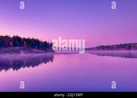 Canada, Ontario, Sudbury. Luce dell'alba sul lago Laurentian. Credit as: Mike Grandmaison / Galleria Jaynes / DanitaDelimont.com Foto Stock