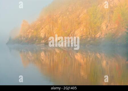 Canada, Ontario, Sudbury. I colori autunnali si riflettono sul lago Laurentian all'alba. Credit as: Mike Grandmaison / Galleria Jaynes / DanitaDelimont.com Foto Stock