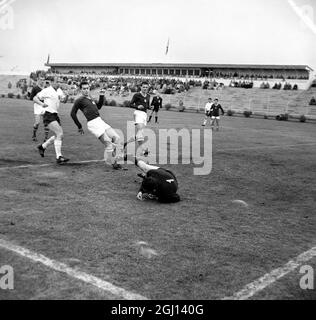 PARTITA DELLA COPPA DEL MONDO DI CALCIO - INGHILTERRA V UNGHERIA - CROSICS & CHARLTON IN AZIONE ; 4 GIUGNO 1962 Foto Stock