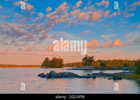 Canada, Ontario, parco provinciale di Sioux Narrows. Nuvole all'alba sul lago dei boschi. Foto Stock