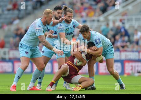 Newcastle, Inghilterra - 5 settembre 2021 - Leroy Cudjoe (21) di Huddersfield Giants affrontato da Wakefield Trinity's Jordan Crowther durante la Rugby League Betfred Super League Magic Weekend Huddersfield Giants vs Wakefield Trinity allo stadio St James' Park, Newcastle, Regno Unito Foto Stock