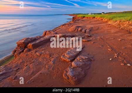 Canada, Prince Edward Island, Campbelton. Sabbia rossa e scogliere lungo lo stretto di Northumberland. Credit as: Mike Grandmaison / Jaynes Gallery / DanitaDelimo Foto Stock