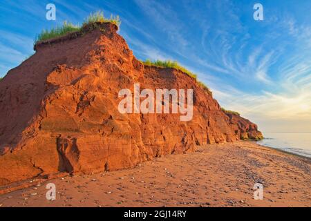 Canada, Prince Edward Island, Campbelton. Sabbia rossa e scogliere lungo lo stretto di Northumberland. Credit as: Mike Grandmaison / Jaynes Gallery / DanitaDelimo Foto Stock