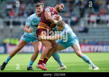 Newcastle, Inghilterra - 5 settembre 2021 - Jordan Crowther e James Batchelor di Wakefield Trinity affrontano Ricky Leutele (4) di Huddersfield Giants durante il Rugby League Betfred Super League Magic Weekend Huddersfield Giants vs Wakefield Trinity allo stadio St James' Park, Newcastle, Regno Unito Foto Stock