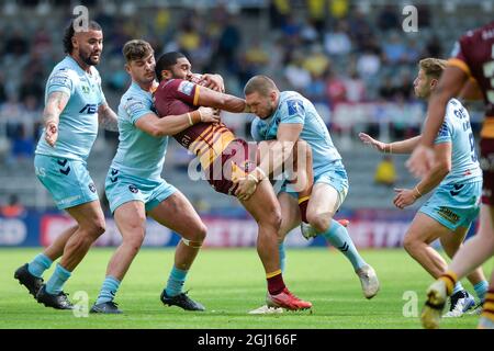 Newcastle, Inghilterra - 5 settembre 2021 - Jordan Crowther e James Batchelor di Wakefield Trinity affrontano Ricky Leutele (4) di Huddersfield Giants durante il Rugby League Betfred Super League Magic Weekend Huddersfield Giants vs Wakefield Trinity allo stadio St James' Park, Newcastle, Regno Unito Foto Stock