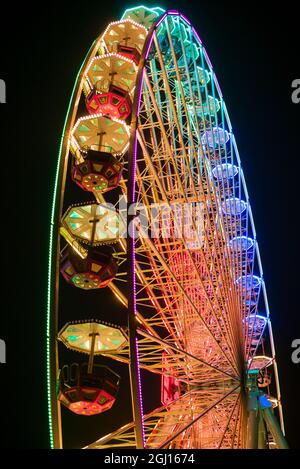 Belgio, Anversa, Steenplein, Anversa ruota panoramica Ferris, crepuscolo Foto Stock