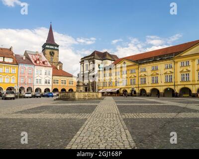 Europa, Repubblica Ceca, Jicin. La piazza principale circondata con recentemente ristrutturato edifici storici. Foto Stock