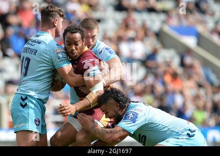 Newcastle, Inghilterra - 5 settembre 2021 - Leroy Cudjoe (21) di Huddersfield Giants affrontato da Jordan Crowther di Wakefield Trinity, James Batchelor e David Fifita durante il Rugby League Betfred Super League Magic Weekend Huddersfield Giants vs Wakefield Trinity al St James' Park Stadium, Newcastle, Regno Unito Foto Stock