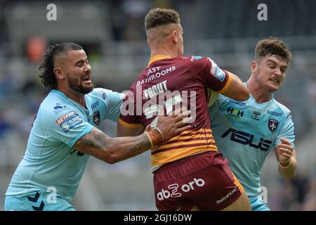 Newcastle, Inghilterra - 5 settembre 2021 - David Fifita di Wakefield Trinity e Jordan Crowther Tackle Owen Trout (25) di Huddersfield Giants durante il Rugby League Betfred Super League Magic Weekend Huddersfield Giants vs Wakefield Trinity allo stadio St James' Park, Newcastle, Regno Unito Foto Stock