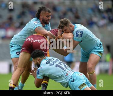 Newcastle, Inghilterra - 5 settembre 2021 - David Fifita di Wakefield Trinity e Jordan Crowther Tackle Owen Trout (25) di Huddersfield Giants durante il Rugby League Betfred Super League Magic Weekend Huddersfield Giants vs Wakefield Trinity allo stadio St James' Park, Newcastle, Regno Unito Foto Stock