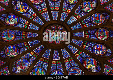 North Rose Window Vergine Maria Gesù discepoli Stained Glass Notre Dame Cattedrale Parigi Francia. Notre Dame fu costruita tra il 1163 e il 1250 d.C. Vergine Foto Stock