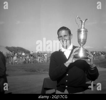 13 LUGLIO 1963 BOB CHARLES DELLA NUOVA ZELANDA CON IL TROFEO CLARET JUG DOPO AVER VINTO IL CAMPIONATO BRITANNICO OPEN GOLF A LYTHAM ST. ANNES, LANCASHIRE, INGHILTERRA. Foto Stock