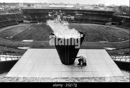 7 AGOSTO 1963 UN INGEGNERE PROVA LA FIAMMA OLIMPICA DOPO CHE È STATA INSTALLATA CON L'ESTENSIONE SULLO STADIO NAZIONALE PER I PROSSIMI GIOCHI OLIMPICI A TOKYO, GIAPPONE. Foto Stock