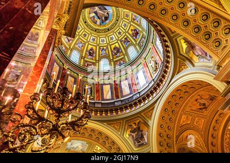 Cupola Cristo Dio Basilica Arch Saint Stephens Cathedral Budapest Ungheria. Saint Stephens prende il nome dal re Stephens che hanno portato il cristianesimo in Ungheria Foto Stock