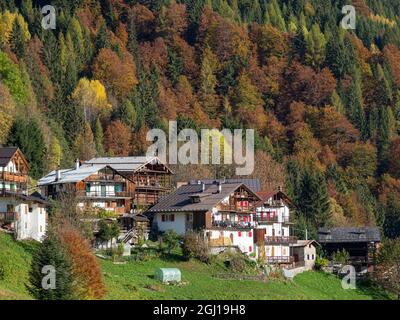 Fattoria alpina tradizionale a Falcade in Val Biois, Italia. Foto Stock