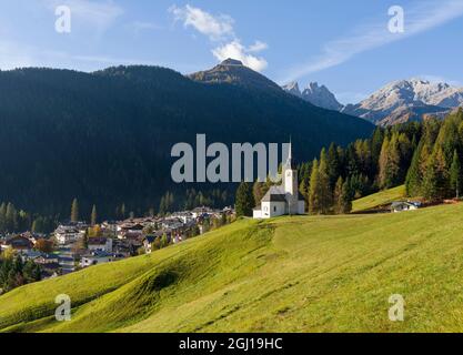 La chiesa, sullo sfondo della catena montuosa Focobon delle pale di San Martino. Caviola, parte di Falcade alto in Val Biois, Italia. Foto Stock