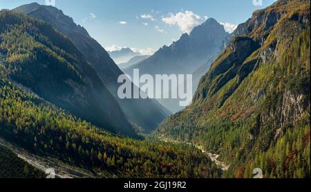 Valle Corpassata a Civetta - catena montuosa Moiazza nelle Dolomiti del Veneto, sullo sfondo le pale die San Martino. Civetta e pala sono par Foto Stock