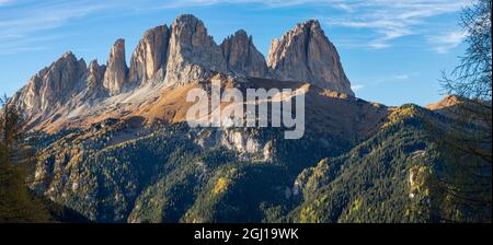 Vista di Langkofel (Sasso lungo) dalla Val Contrin nella catena montuosa della Marmolada nelle Dolomiti. Le Dolomiti fanno parte del SIT, patrimonio dell'umanità dell'UNESCO Foto Stock