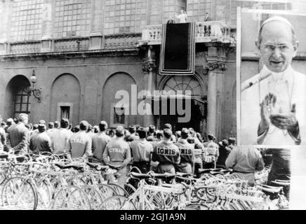 TOUR CICLISTICO IN ITALIA PAPA PAOLO VI BENEDICE I CONCORRENTI DELLA CITTÀ DEL VATICANO ; 30 MAGGIO 1964 Foto Stock