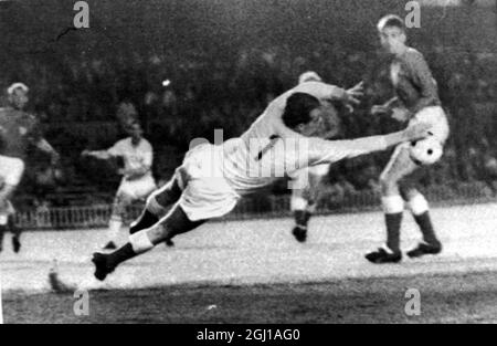 CALCIO COPPA DELLE NAZIONI EUROPEE DANIMARCA V URSS NIELSEN SALVA ; 18 GIUGNO 1964 Foto Stock