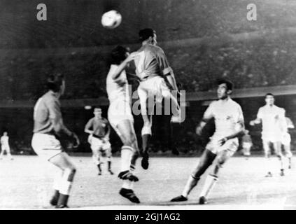CALCIO COPPA DELLE NAZIONI EUROPEE DANIMARCA V URSS ATTACCO DANESE ; 18 GIUGNO 1964 Foto Stock
