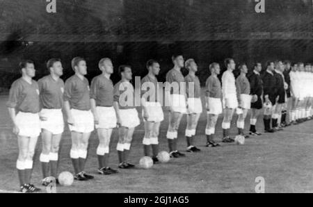 CALCIO COPPA DELLE NAZIONI EUROPEE DANIMARCA V URSS SI ALLINEANO BEFO ; 18 GIUGNO 1964 Foto Stock