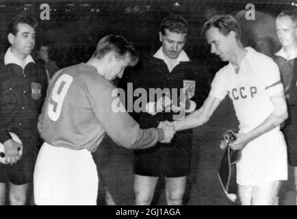 CALCIO COPPA DELLE NAZIONI EUROPEE DANIMARCA V UNIONE SOVIETICA PENNANTS SCAMBIATI ; 18 GIUGNO 1964 Foto Stock