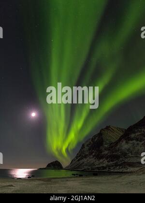 Aurora boreale su Haukland Beach, isola di Vestvagoy. Le isole Lofoten nel nord della Norvegia durante l'inverno. Europa, Scandinavia, Norvegia, febbraio Foto Stock