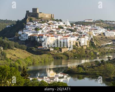 Mertola sulle rive del Rio Guadiana nell'Alentejo. Europa, Europa meridionale, Portogallo, marzo Foto Stock