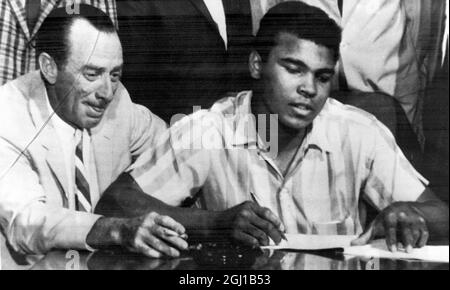 CAMPIONE AMERICANO DI BOXE CASSIUS MARCELIUS ARGILLA MUHAMMAD ALI CON JACK NILON A LOUISVILLE - ; 28 LUGLIO 1964 Foto Stock