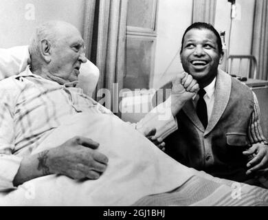 20 AGOSTO 1964 Sugar Ray Robinson ottiene un giusto gancio dal veterano boxer Pat McKeown di 93 anni durante la visita di Sugar Ray all'Erskine Hospital di Glasgow, Scozia. Foto Stock