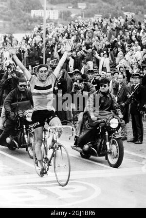 5 SETTEMBRE 1964 Eddy Merckx del Belgio attraversa la linea per vincere la gara di campionato del mondo amatoriale maschile a Sallanches, Francia. Foto Stock