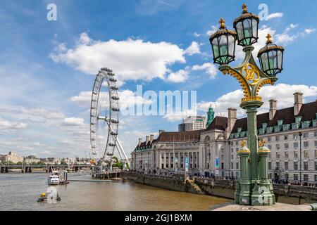 Il London Eye e l'iconico lampione britannico a Londra, Inghilterra. Foto Stock